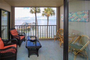 4620 NE Sandpebble Trce in Stuart, FL - Building Photo