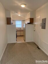 144 Lake Shore Rd, Unit 1 in Boston, MA - Building Photo - Building Photo