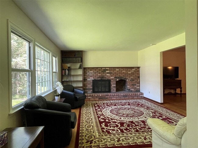 4 Cornwallis Rd in East Setauket, NY - Building Photo - Building Photo