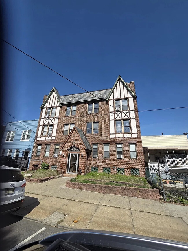 901 Grand Ave