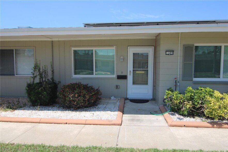 1309 Warwick Ct in Sun City Center, FL - Building Photo