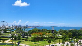 253 NE 2nd St, Unit 1004 in Miami, FL - Building Photo