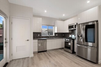 6560 Fountain Ave in Los Angeles, CA - Building Photo - Building Photo