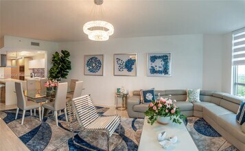 17301 Biscayne Blvd in North Miami Beach, FL - Building Photo - Building Photo