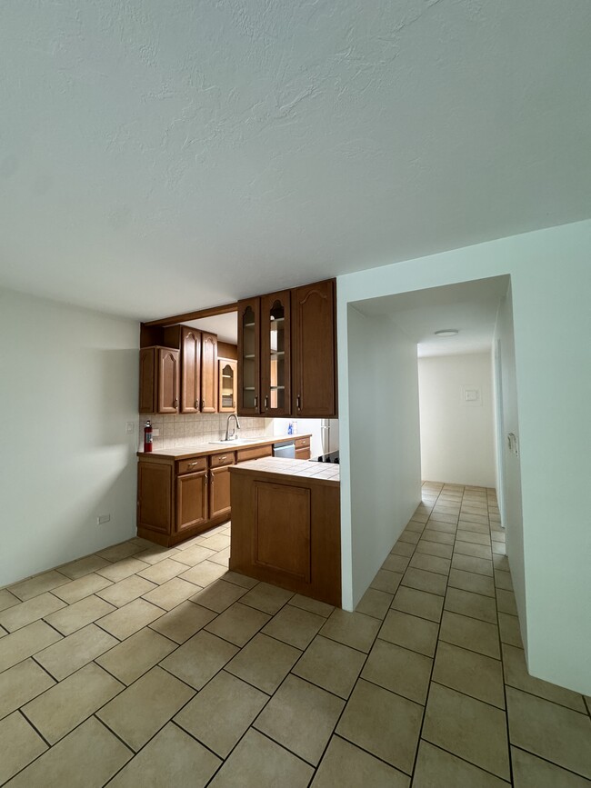 2355 Ala Wai Blvd, Unit 301 in Honolulu, HI - Building Photo - Building Photo