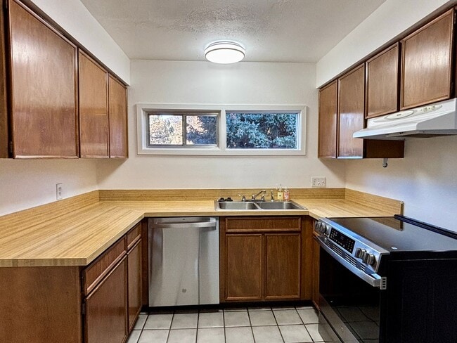 28003 Iris Dr in Evergreen, CO - Building Photo - Building Photo