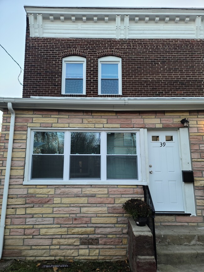 39 Tichenor Pl, Unit #39 Tichenor Place in Montclair, NJ - Foto de edificio - Building Photo