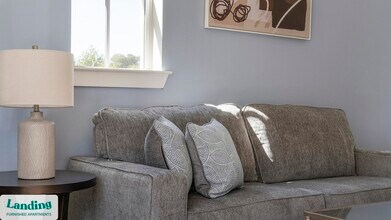 1000 Forestview Dr in Oakwood, GA - Foto de edificio - Building Photo