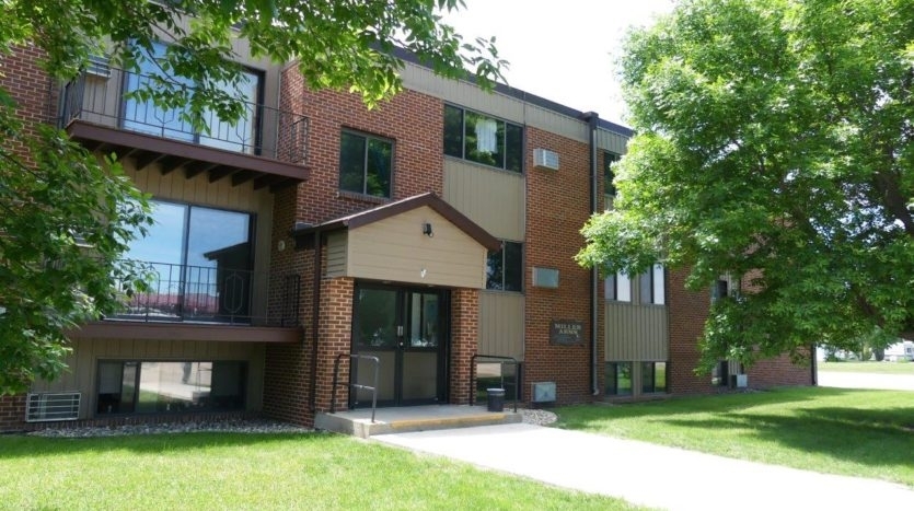 Kanyon Krossing Apartments in Miller, SD - Foto de edificio