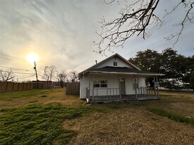 104 S 7th St in La Porte, TX - Building Photo