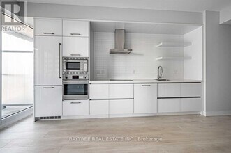 2221 Yonge St in Toronto, ON - Building Photo - Building Photo