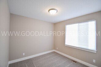 1017 Warren St in De Soto, IA - Building Photo - Building Photo