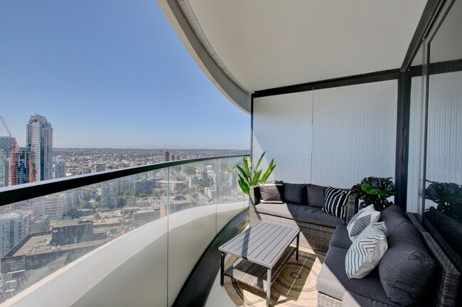 1033 Nelson St. in Vancouver, BC - Building Photo - Building Photo