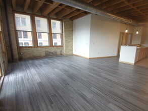 Riverview Lofts in Milwaukee, WI - Foto de edificio - Building Photo
