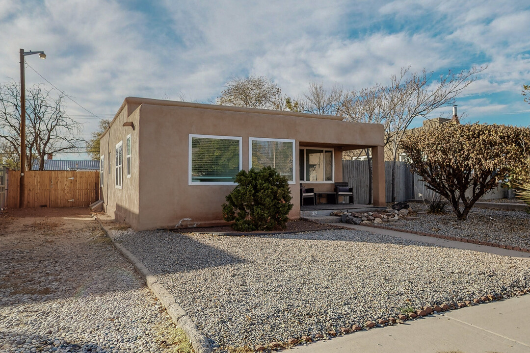 221 Girard Blvd SE, Unit House in Albuquerque, NM - Building Photo