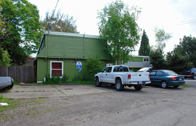 Units 5-8 in Eugene, OR - Foto de edificio - Building Photo