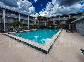 121 Oyster Bay Cir in Altamonte Springs, FL - Building Photo