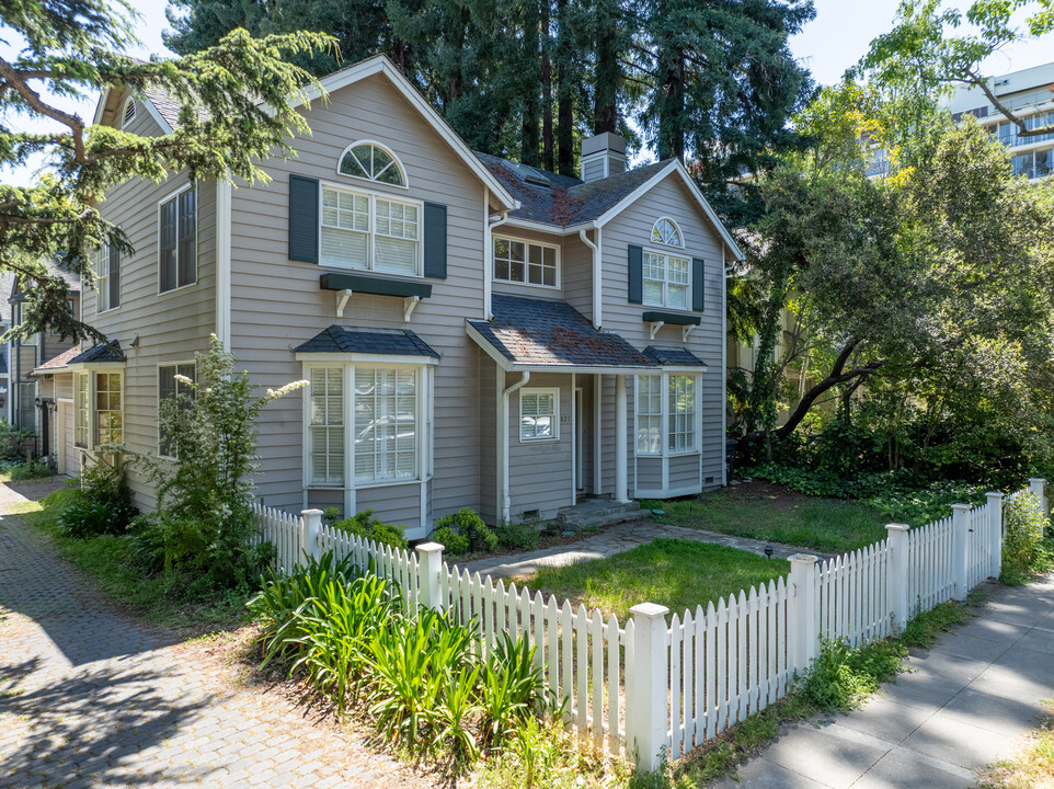 827 Valparaiso Ave in Menlo Park, CA - Building Photo