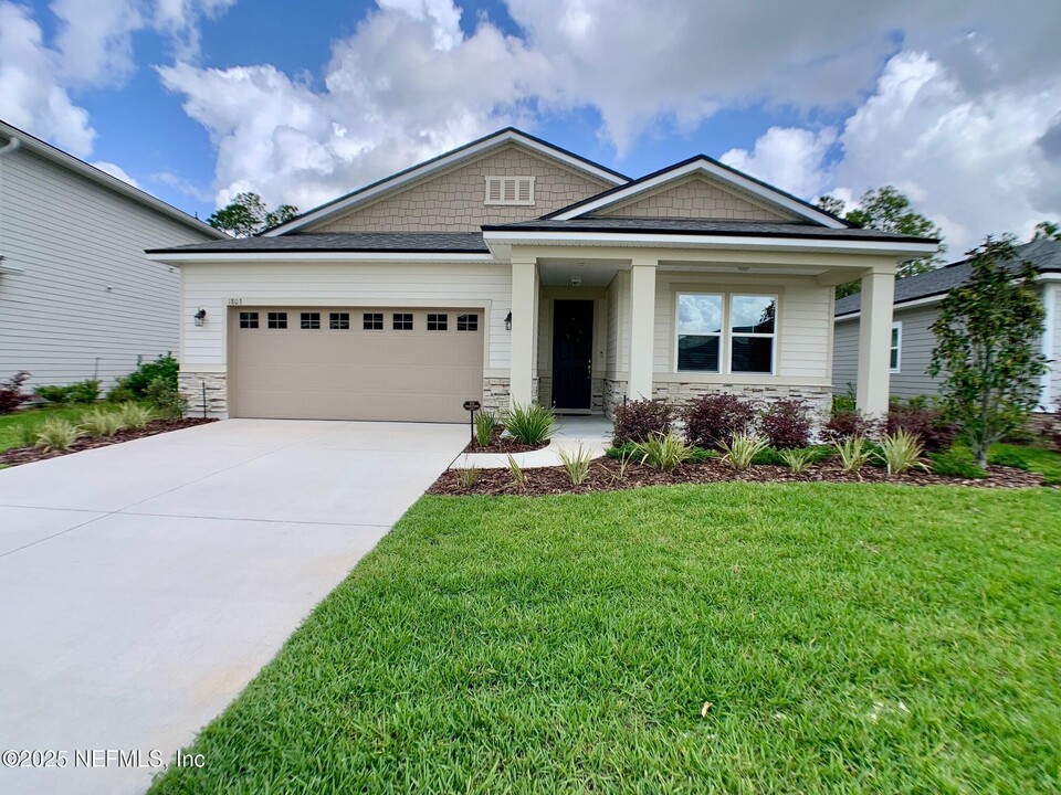 1803 Amberly Dr in Middleburg, FL - Foto de edificio