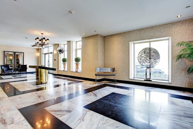 4700 Rue Sainte-Catherine O in Westmount, QC - Building Photo - Building Photo