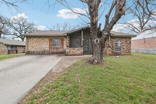 413 Glenhaven Dr in Azle, TX - Building Photo