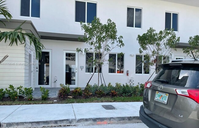 6450 NW 102nd Path in Doral, FL - Building Photo - Building Photo