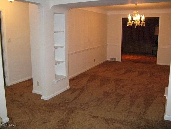 2315 Warrensville Center Rd in University Heights, OH - Building Photo - Building Photo