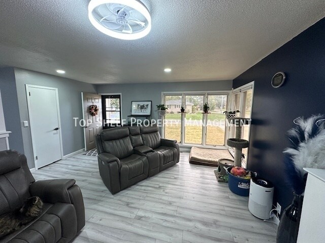 407 S Clark Ave in Prairie City, IA - Building Photo - Building Photo