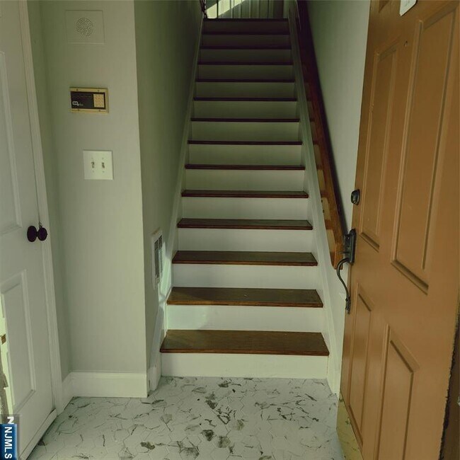 219 Village Cir Dr in Fort Lee, NJ - Building Photo - Building Photo