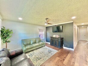 4913 W 43rd St in Houston, TX - Building Photo - Building Photo