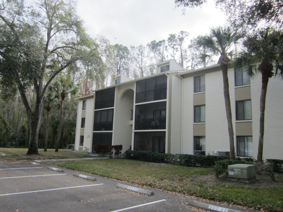 1398 Shady Pine Way, Unit #D3 in Tarpon Springs, FL - Foto de edificio