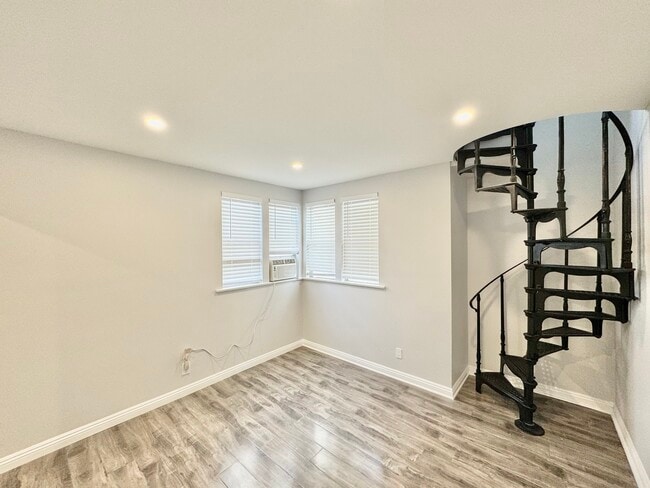 property at 427 N Oakhurst Dr
