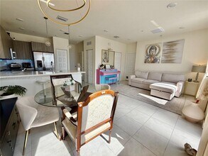 6425 NW 103rd Pl in Doral, FL - Foto de edificio - Building Photo