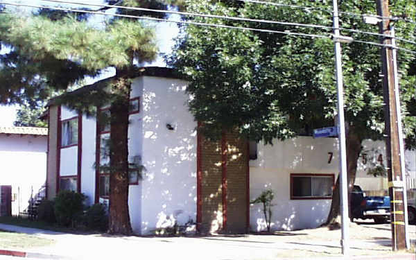 7254 Independence Ave in Canoga Park, CA - Foto de edificio - Building Photo