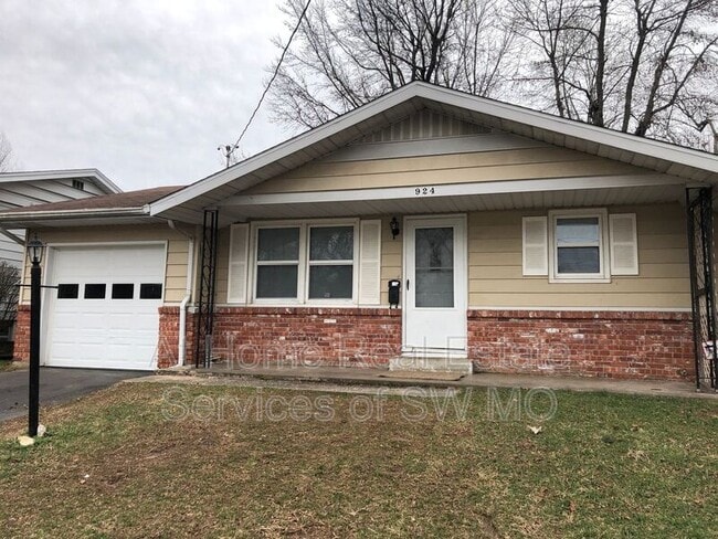 property at 924 W Woodridge St