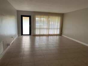 6760 SW 11th St in Pembroke Pines, FL - Foto de edificio - Building Photo