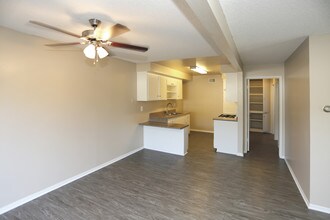 Palm Gardens 2017, LLC in Tustin, CA - Foto de edificio - Other