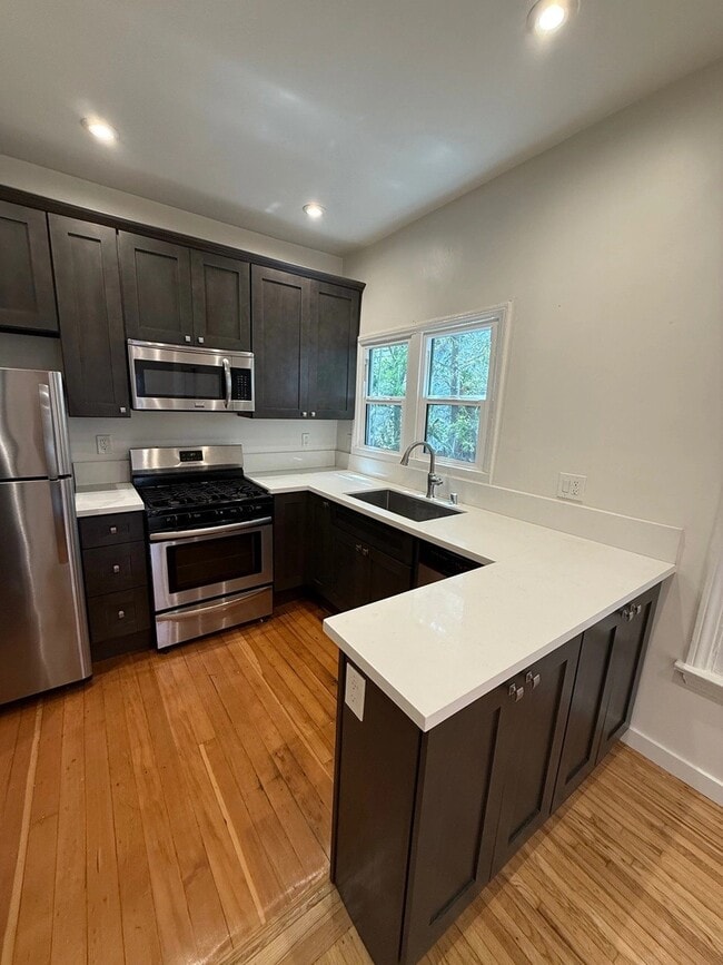 1303 Cloverdale Ave, Unit 3