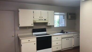 2802-2802 NW Highland Ave in Grants Pass, OR - Building Photo - Building Photo