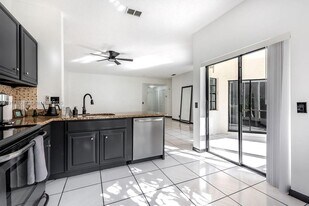 6641 Via Regina in Boca Raton, FL - Building Photo