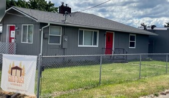 160 Rose Ave in Winston, OR - Building Photo