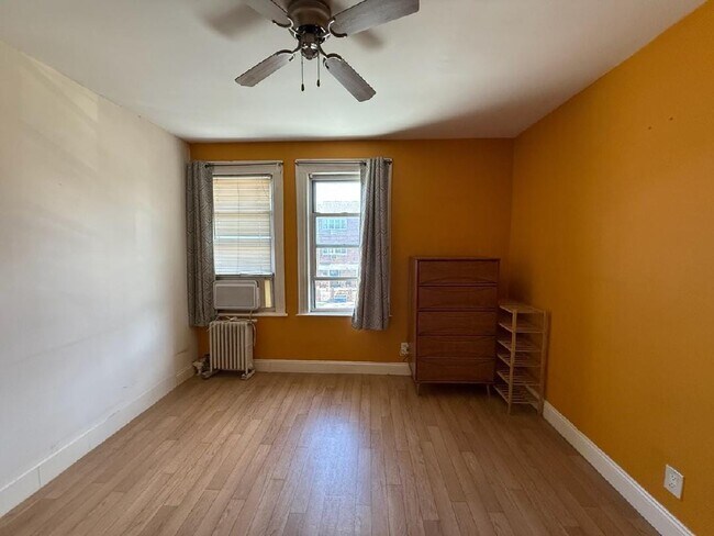 2132 42nd St, Unit Room for Rent