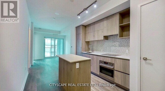 1 Yorkville Ave in Toronto, ON - Building Photo - Building Photo