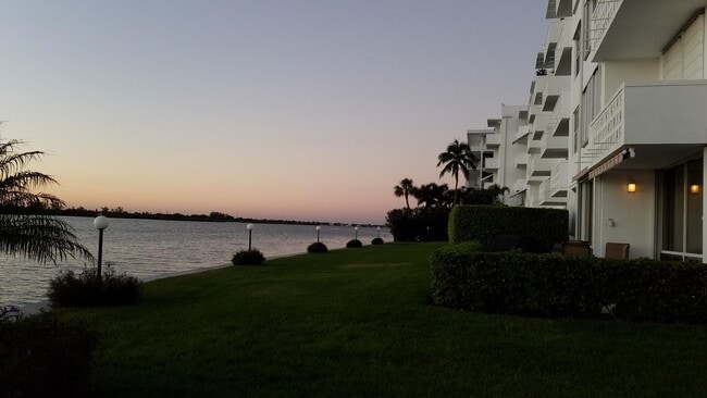 2840 S Ocean Blvd in Palm Beach, FL - Building Photo - Building Photo