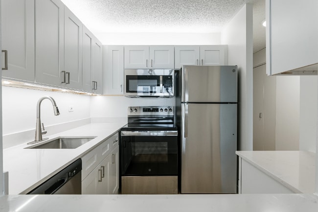 211 E Wacker Dr in Chicago, IL - Building Photo - Building Photo