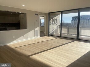 5225 Pooks Hill Rd in Bethesda, MD - Foto de edificio - Building Photo