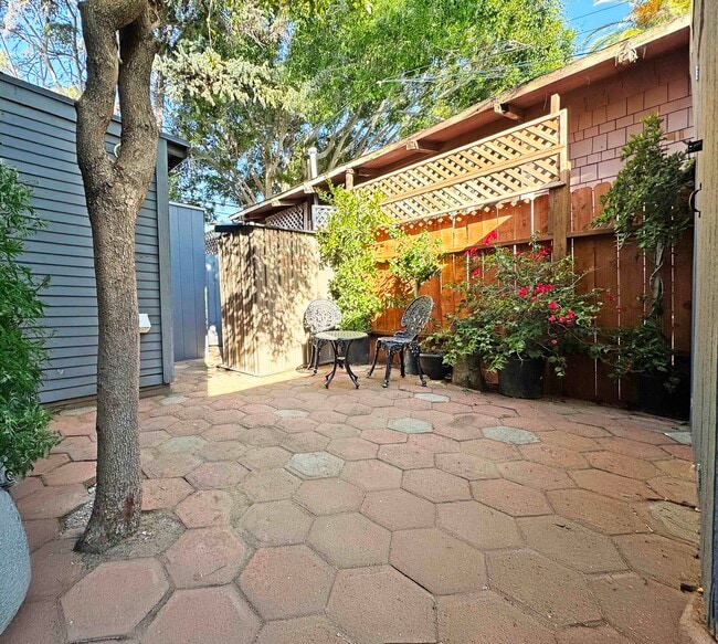 1110 N Sweetzer Ave, Unit 1110 in West Hollywood, CA - Foto de edificio - Building Photo