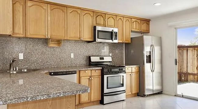 2052 Pomona Ave in Costa Mesa, CA - Building Photo - Building Photo