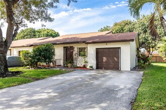 101 W Parkway Dr in Margate, FL - Foto de edificio - Building Photo