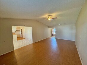 7802 Scotland Yard in Austin, TX - Foto de edificio - Building Photo